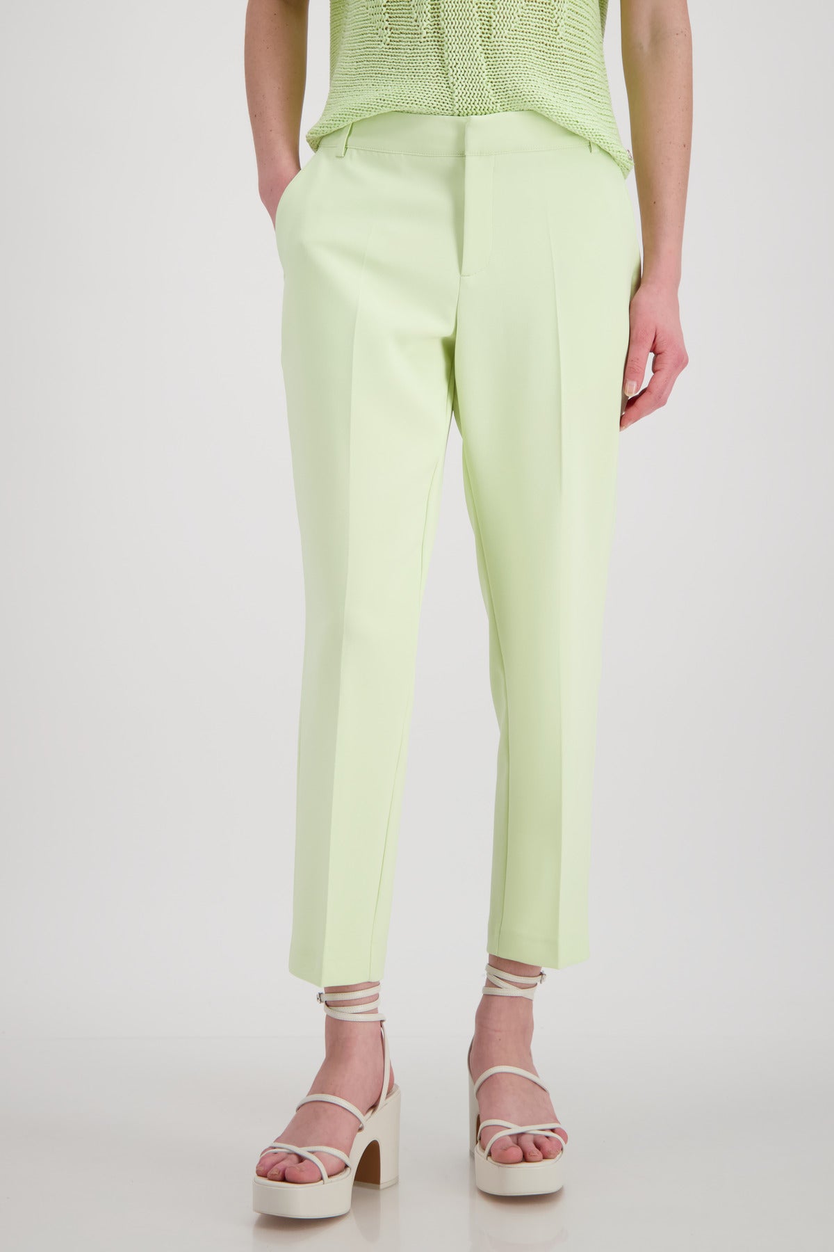 Hose, pastell green